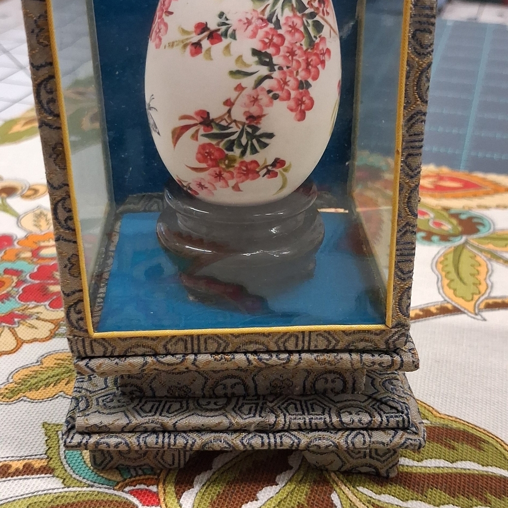 Source Unknown Floral Egg in Glass Case